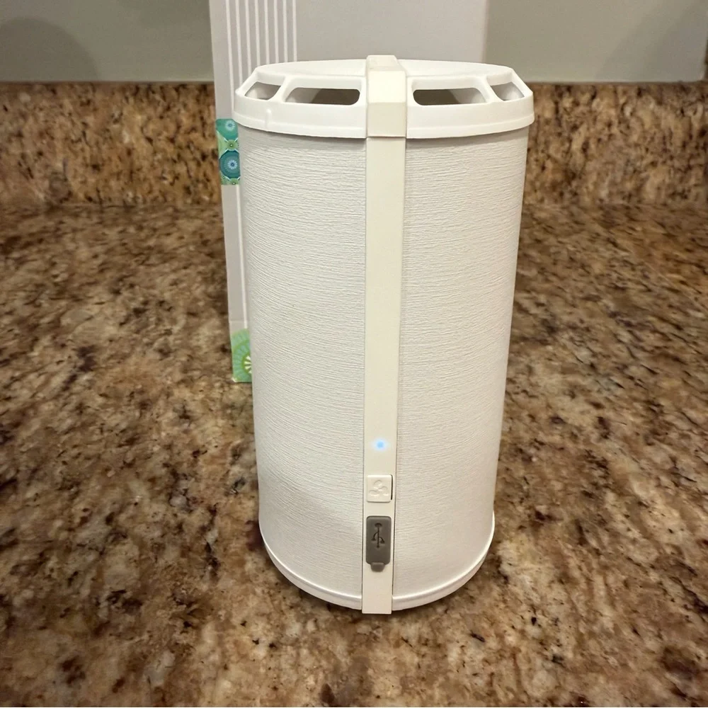 SCENTSY Go Solid White Portable Pod Diffuser Travel Small Space Chargeable